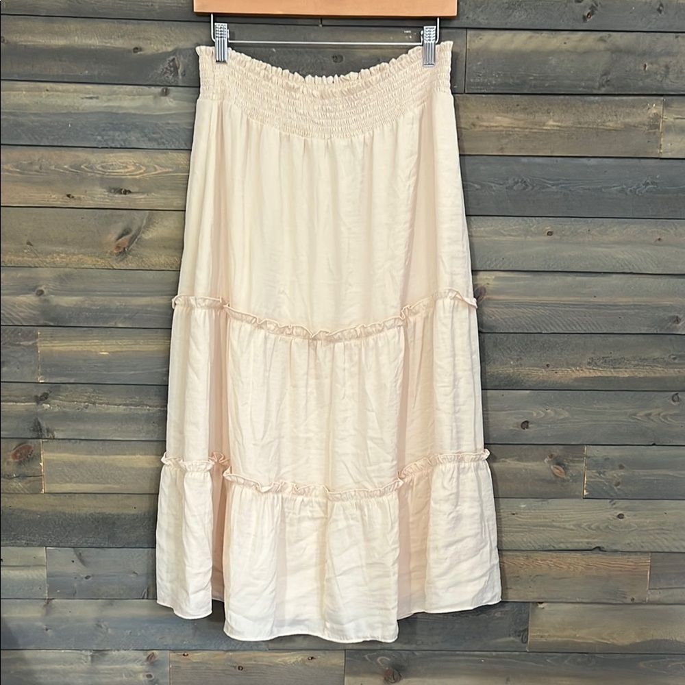 New Vince Camuto Tiered Skirt Women’s Size Medium 
Color: Tapioca